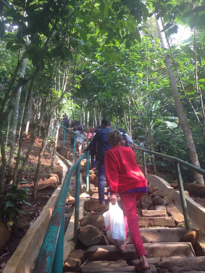 Ini tangganya masih belum nanjak banget, makin ke atas makin nanjak.